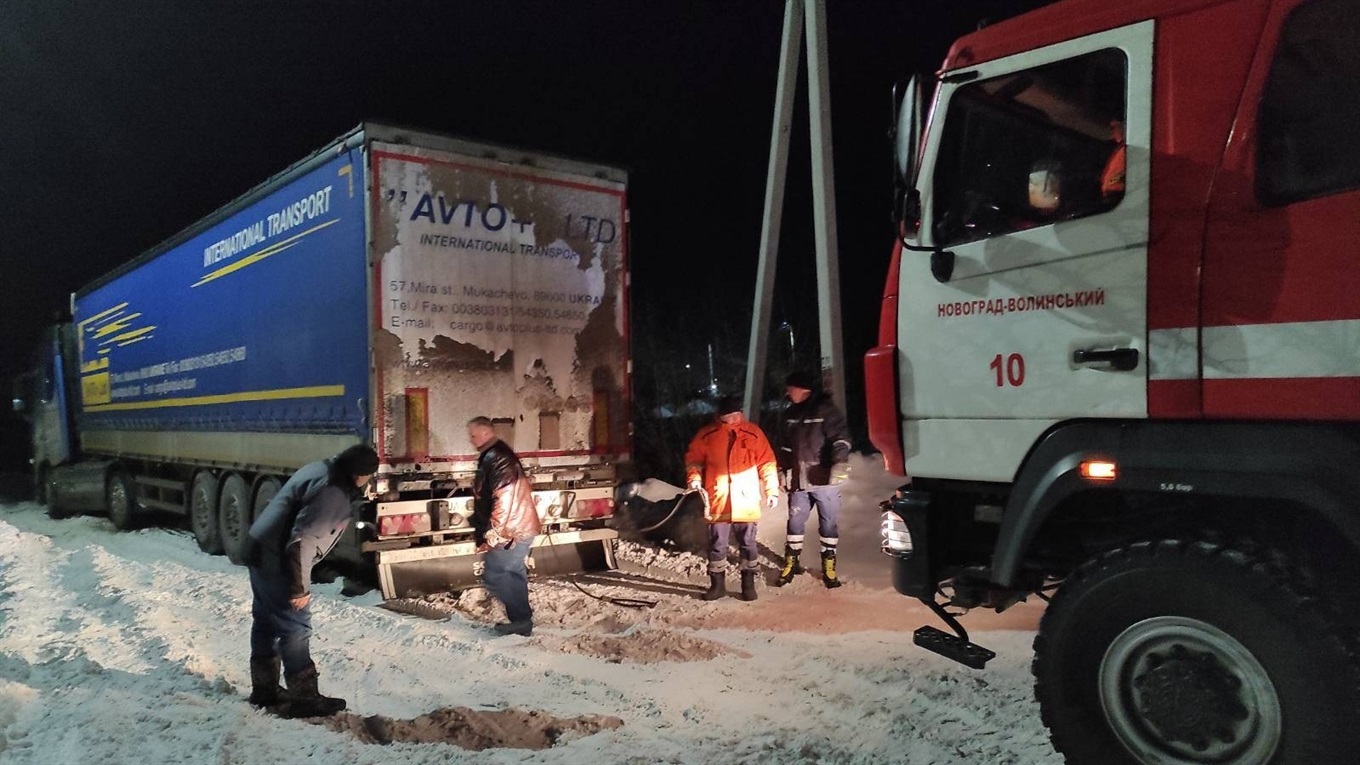 У Новограді вантажівка застрягла у снігу та перекрила рух швидкій допомозі