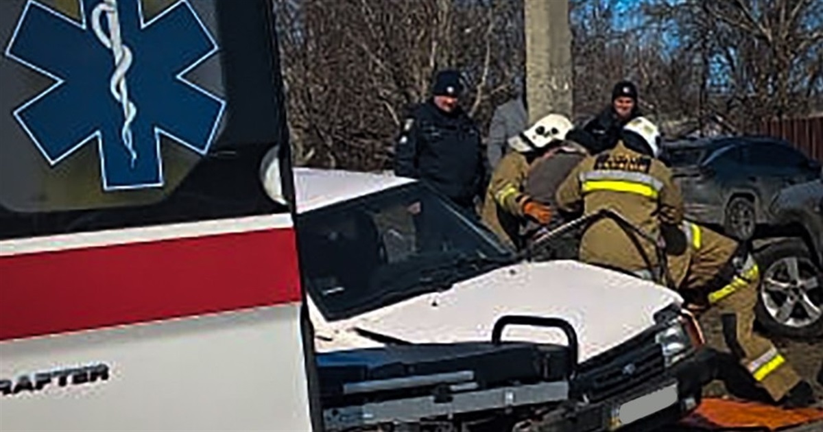 Аварія у селищі Костянтинівка Южноукраїнської громади: рятувальники деблокували водія ВАЗу
