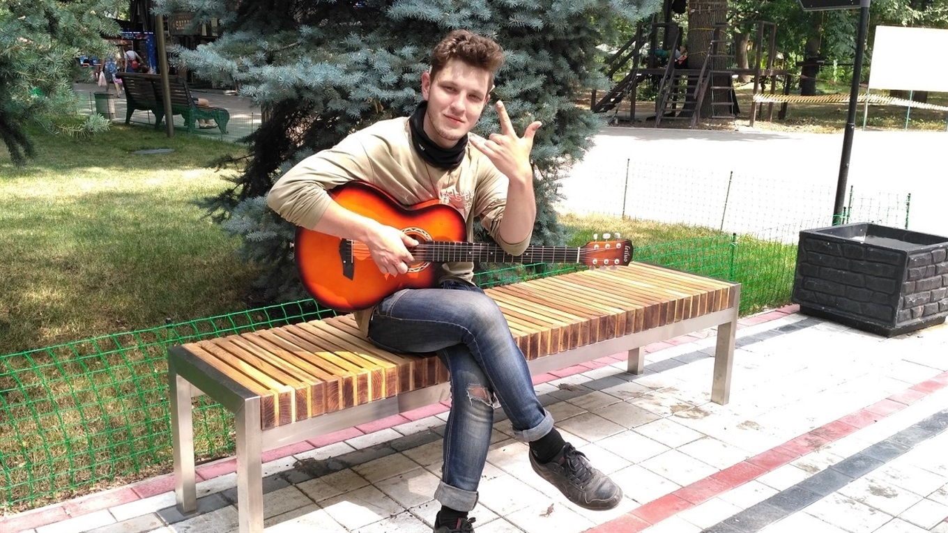 На центральной аллее мелитопольского парка исчезли все лавочки: что там теперь будет
