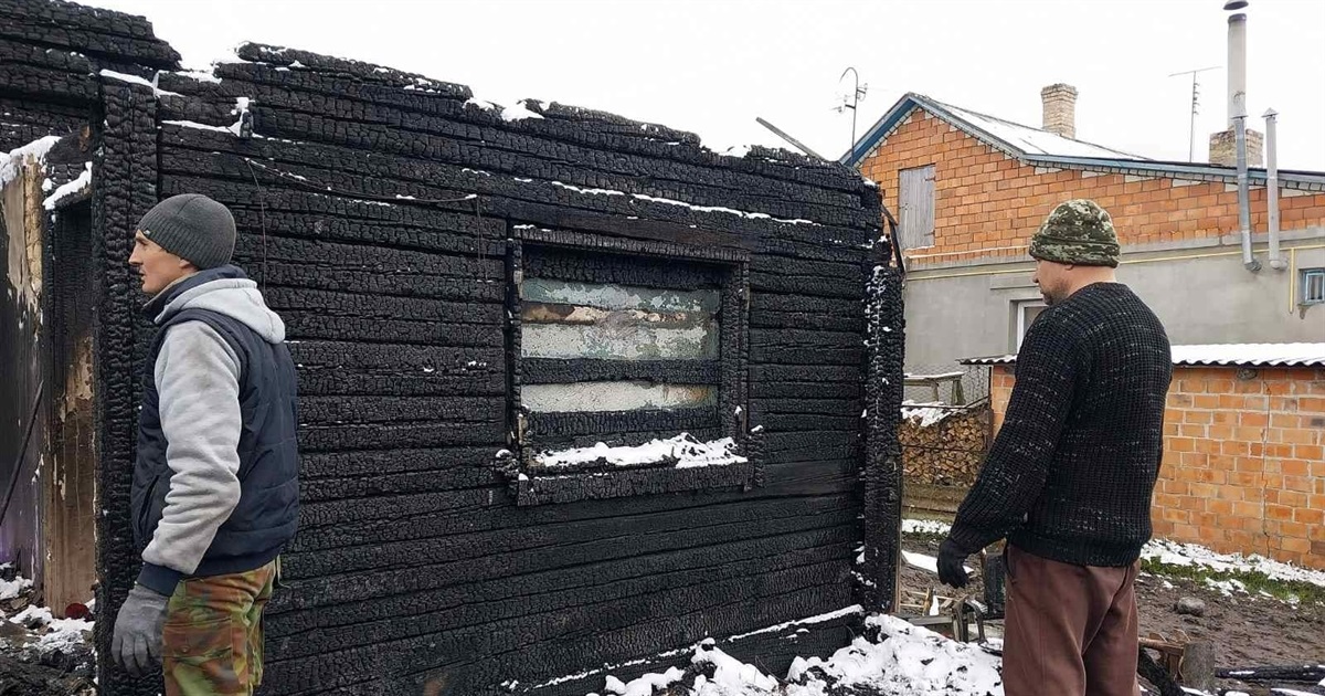 Практично вщент згорів дім: як допомогти молодій сім’ї з Дубровиці