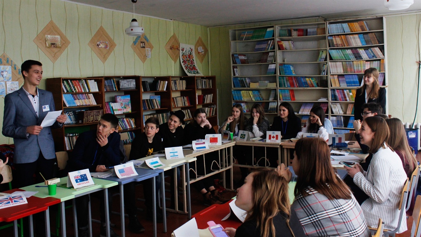 Смачні страви та запальні дискусії: у Попаснянському районі провели гру для школярів «Модель ООН»
