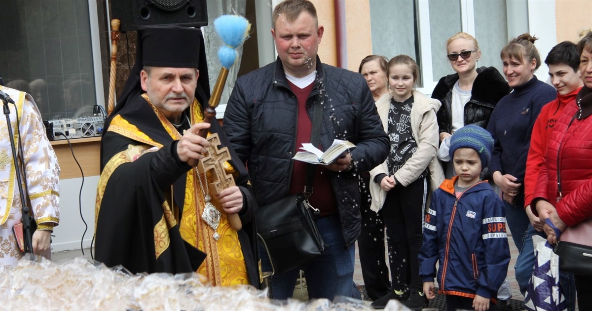 У гуртожитку Чортківського медколеджу єпископ Бучацький освятив паски для вимушених переселенців