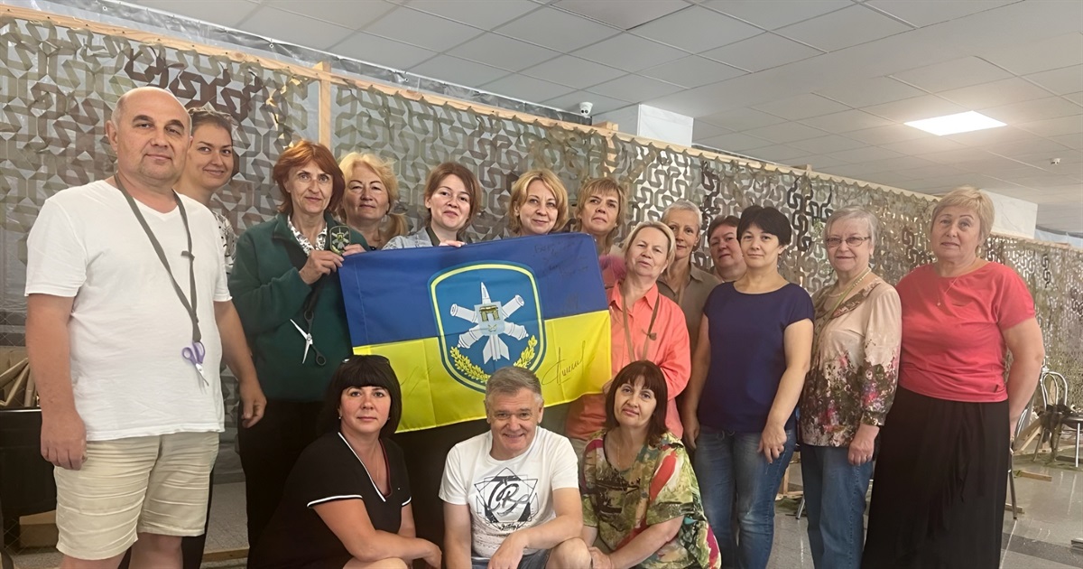 1700 кв. метрів маскувальних сіток за місяць: “Берегині з Ірпеня” запрошують до “плетіння перемоги”