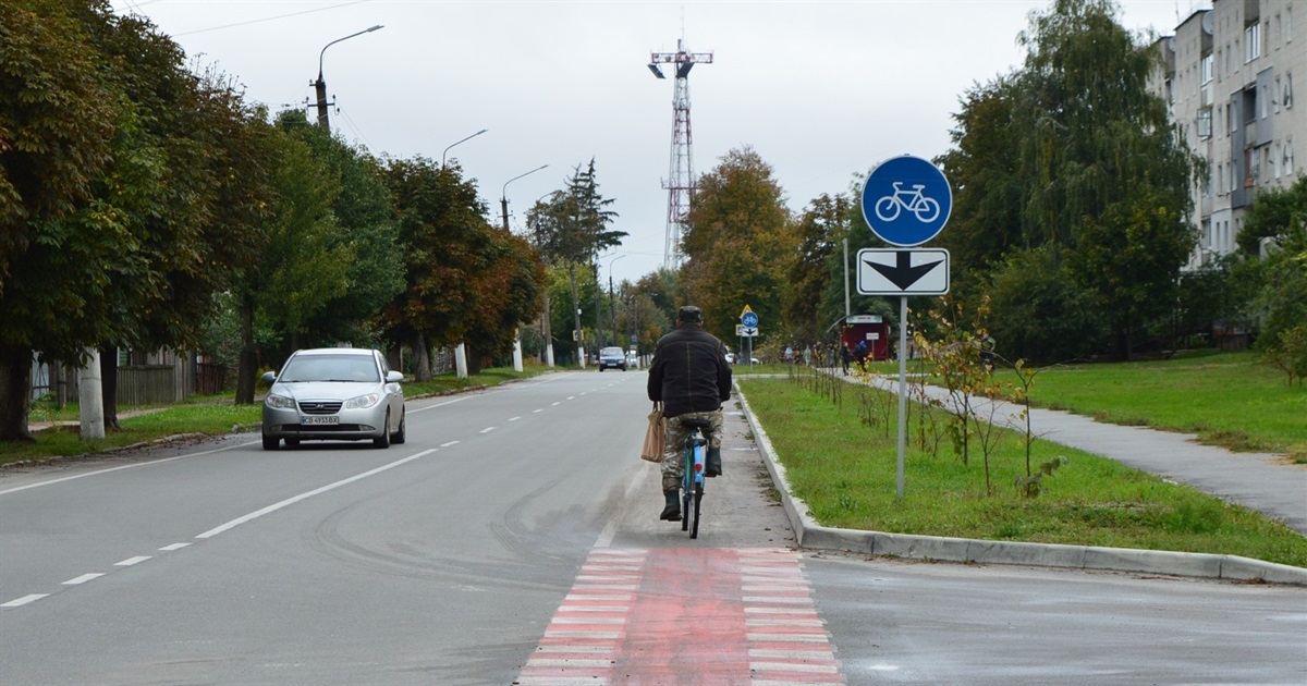 Велодоріжка в Корюківці. Чи вміють нею користуватися велосипедисти й водії