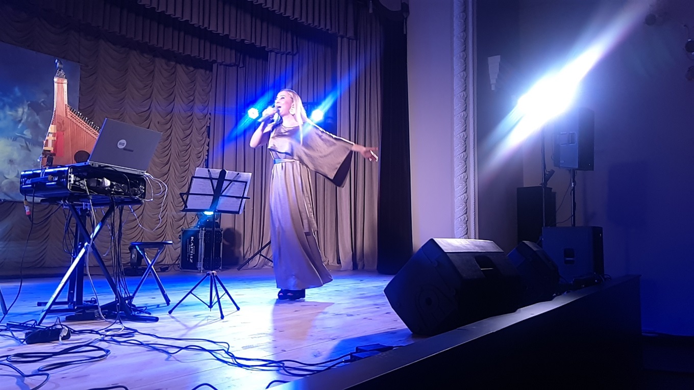 Відома співачка Тоня Матвієнко співала, танцювала та розказувала про своє життя володимирчанам