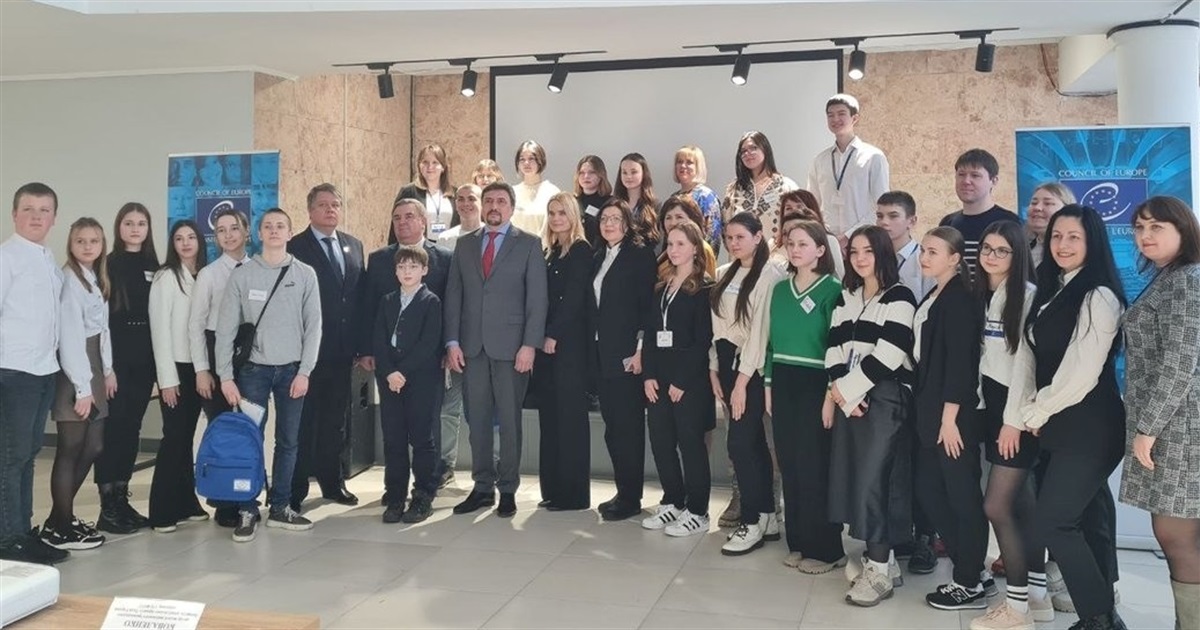 Голова Офісу Ради Європи зустрівся у Звягелі з учнями, які втілюють шкільний громадський бюджет