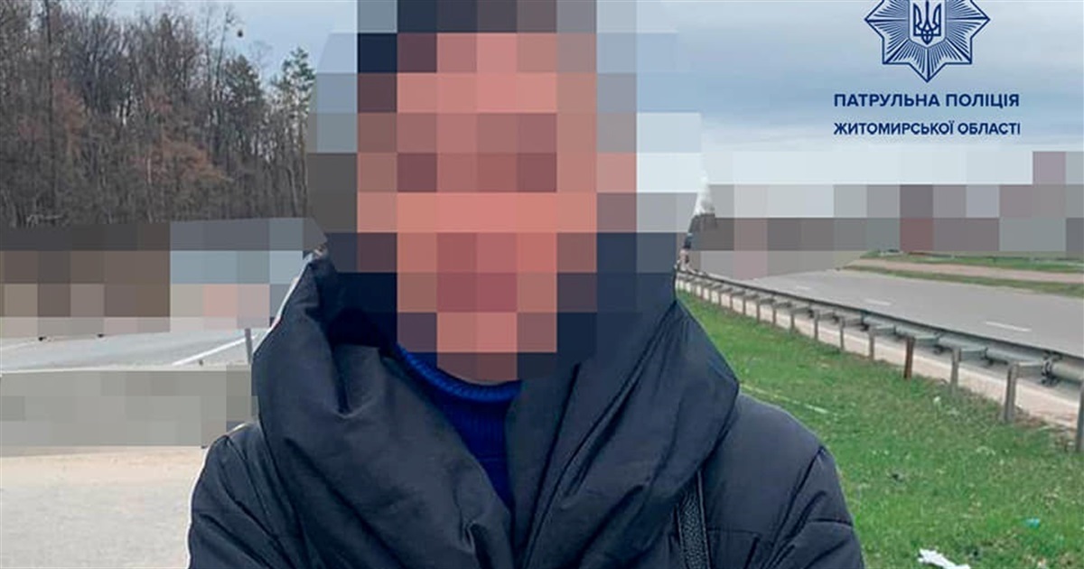 Патрульні копи виявили координаторку обстрілів: вона з маршрутки фотографувала блокпост