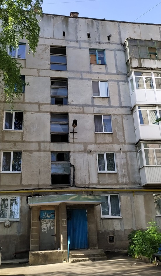 Звичайний під'їзд звичайного панельного будинку. Таким дім на Некрасова, 44 в Бахмуті був до великої війни