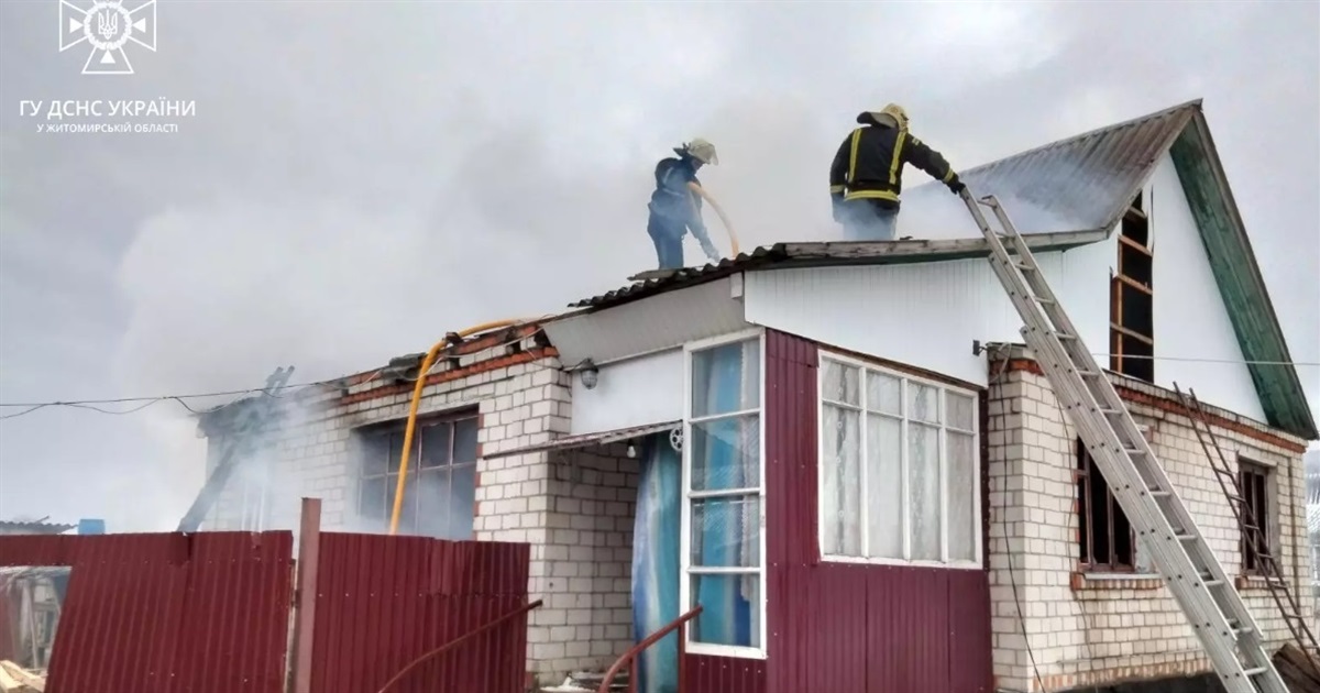 На Звягельщині трапилися дві пожежі у приватних будинках: деталі від рятувальників