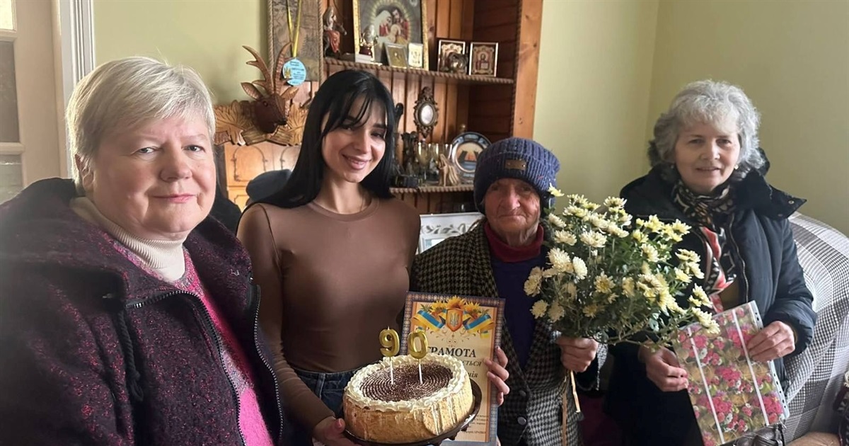 "З Богом треба говорити, просити і Бог помагає", – говорить довгожителька з Орошан Євгенія Боднар