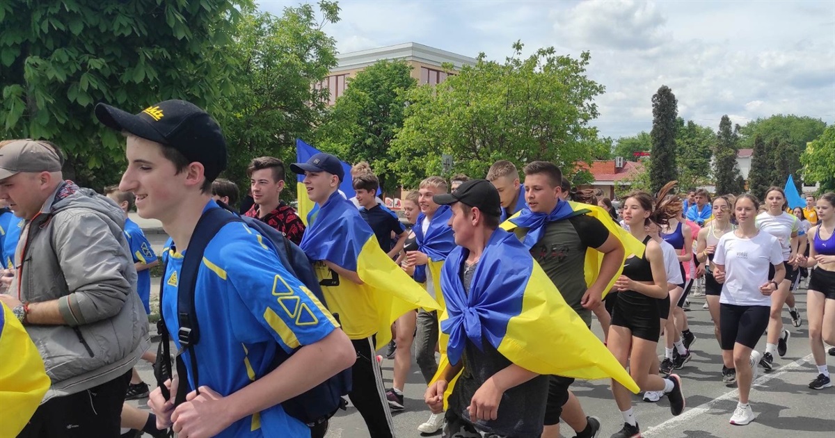 "Шаную воїнів, біжу за Героїв України": у Старокостянтинові пробігли в пам'ять про загиблих воїнів