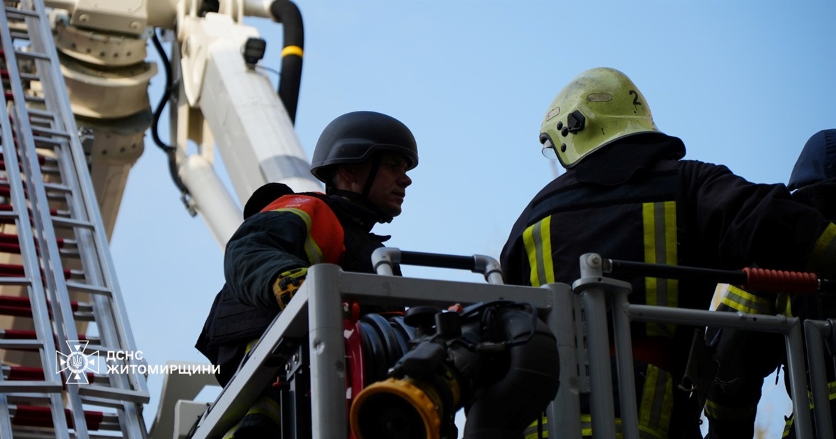 Наслідки атаки на Житомирщину 1 квітня: рятувальники ліквідували пожежу, сапери обстежили територію