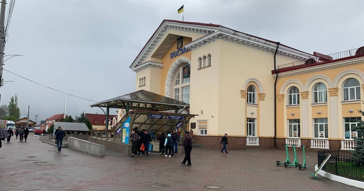 Вінницький вокзал: як я зустрілася з прохачкою та мала розмову з поліцейським через голубів