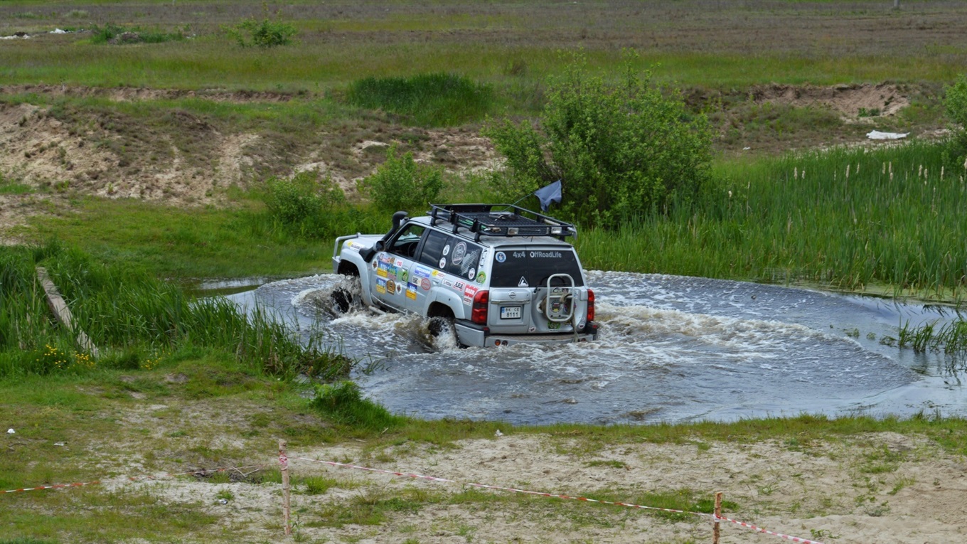 Змагання у розпалі: в Сарнах тривають видовищні автоперегони Sarny Trophy 2021