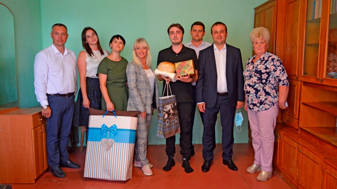 У Жмеринці Сергій Борзов вручив ключі від квартири Владиславу Ялозі – особі з числа дітей-сиріт