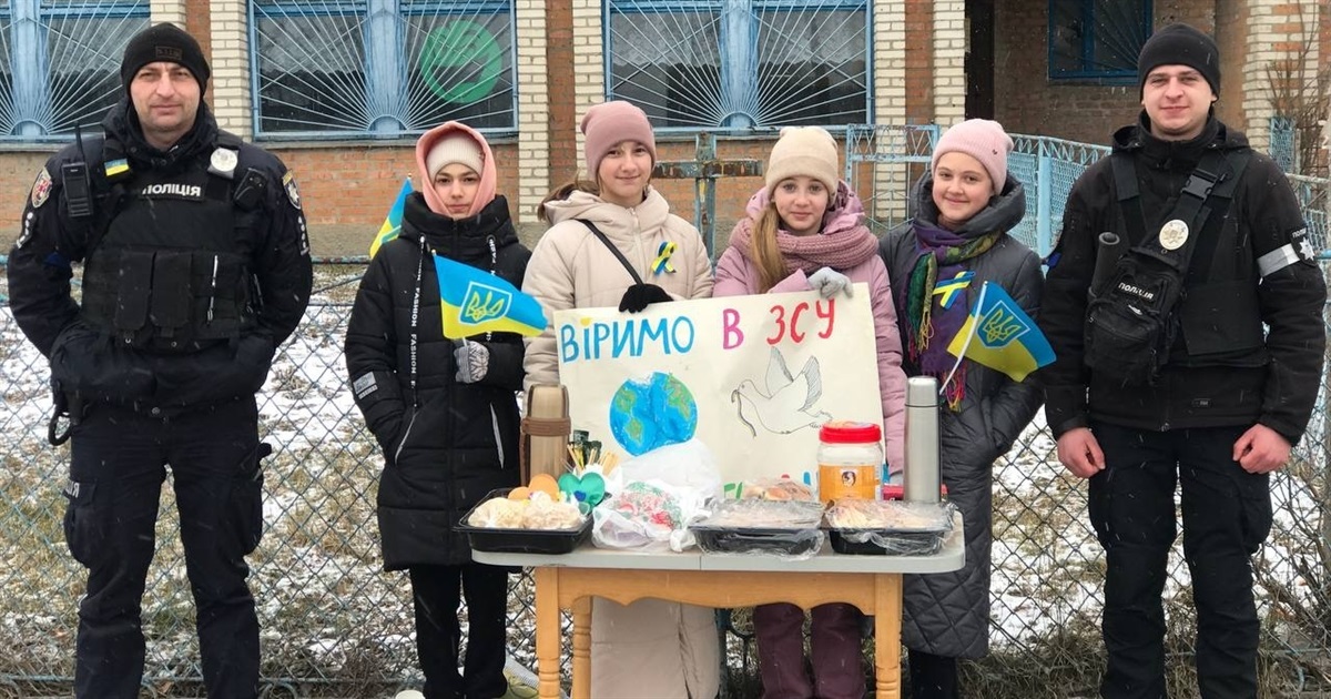 Пригощали перехожих чаєм і тістечками – зібрали 10 000 гривень на авто для військових
