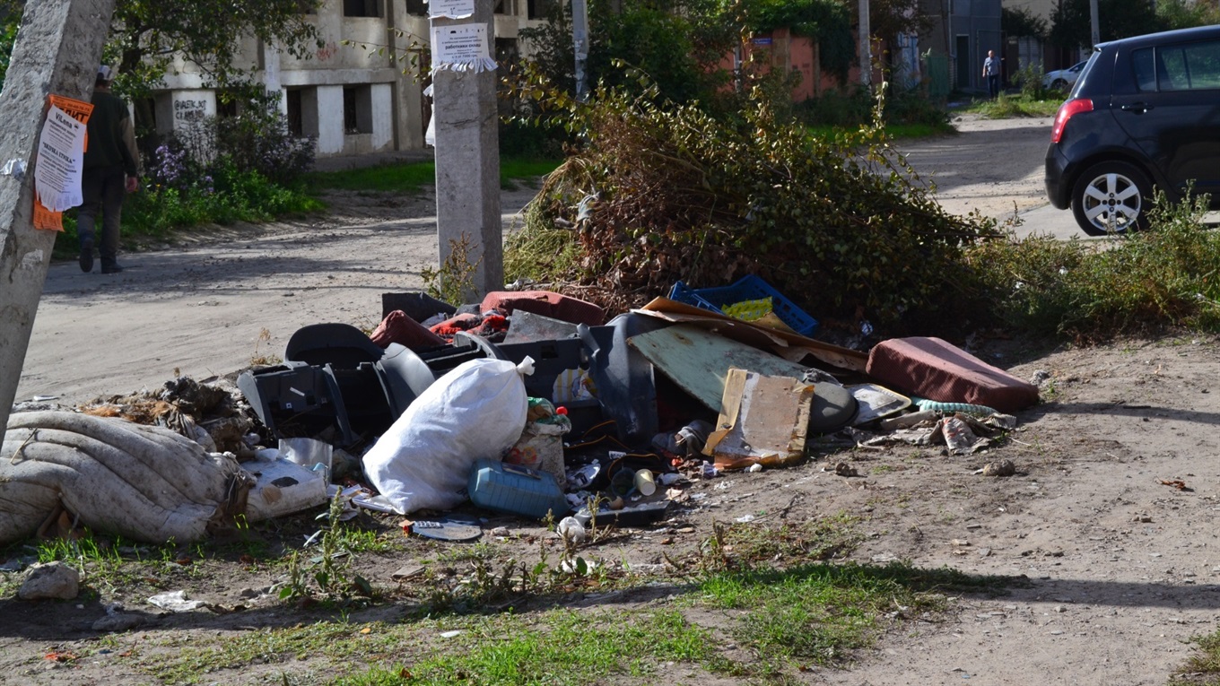 Сміття в центрі Херсона. Фоторепортаж засмічених туристичних локацій