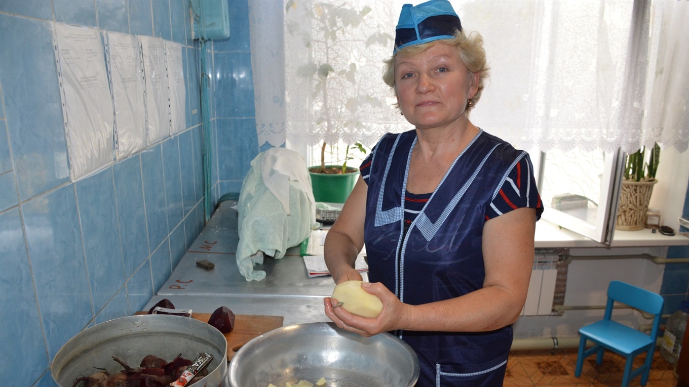 Як це — коли робота починається о 5-й ранку. Розповідає кухар дитсадка зі Сватового Надія Наталуха