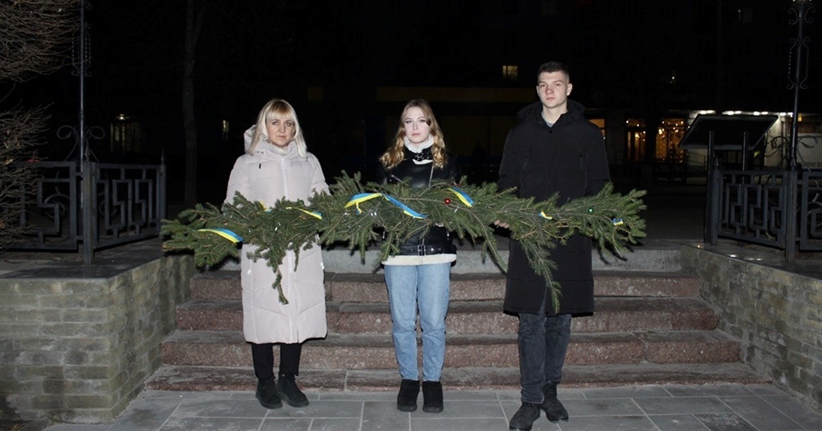 У Звягелі молодь вшанувала пам'ять загиблих Героїв різдвяними вінками