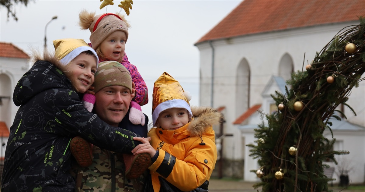 "Нехай будуть щасливими наші діти!" Різдвяне привітання 7 бригади тактичної авіації