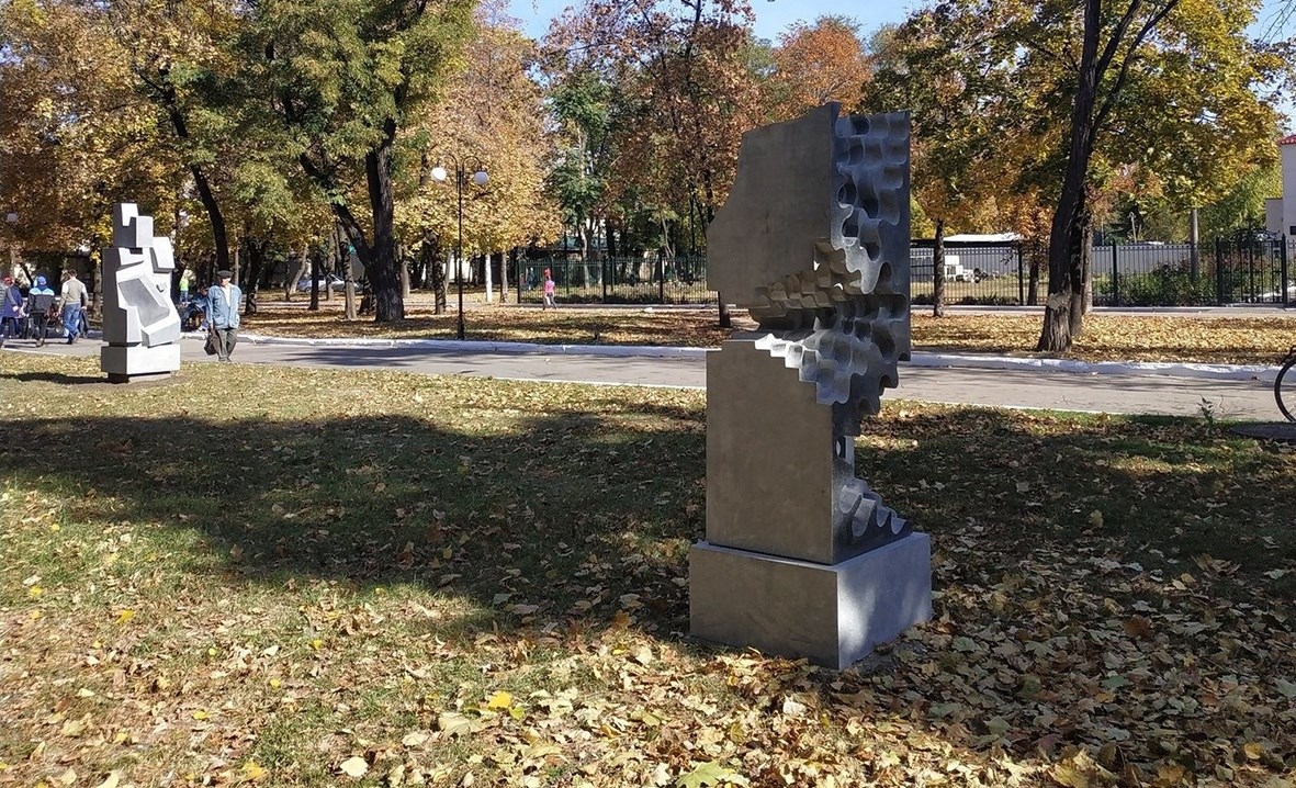 Що означають фігури з каменю у сквері «Соборний»