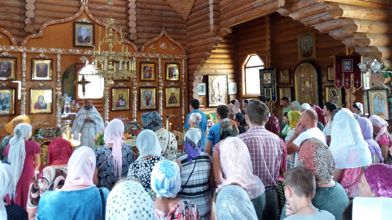 На  Трійцю у Сватовому було спекотно. Але людей в церквах було багато