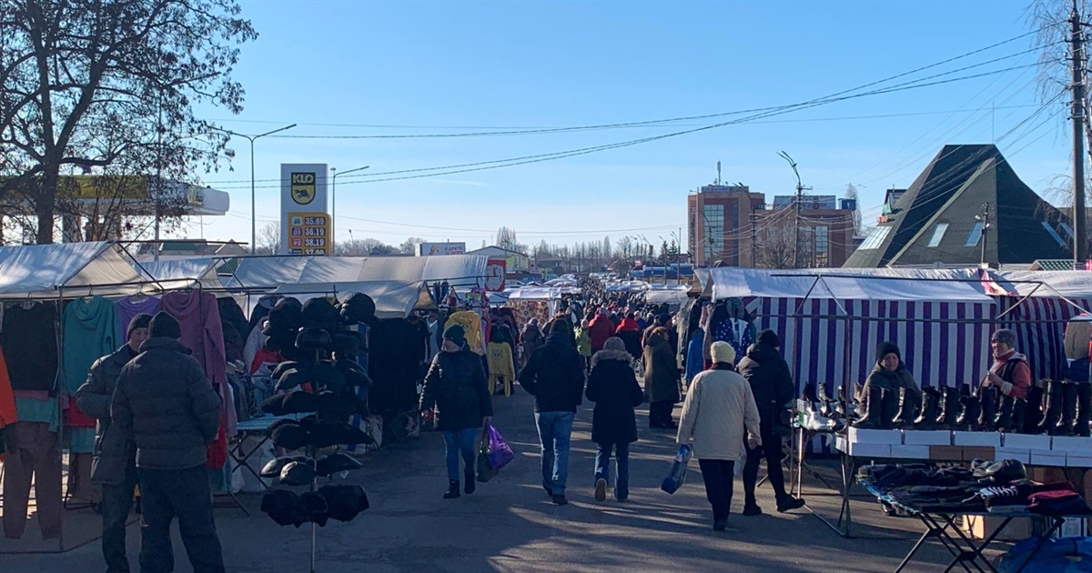Зимовий одяг та взуття ще продають, але вже й весняні одяганки завезли. Репортаж із базару