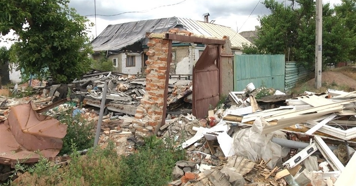 Завалений вихід з підвалу та пожежа згори: як після бомбардування у Коростені врятували 5 дітей