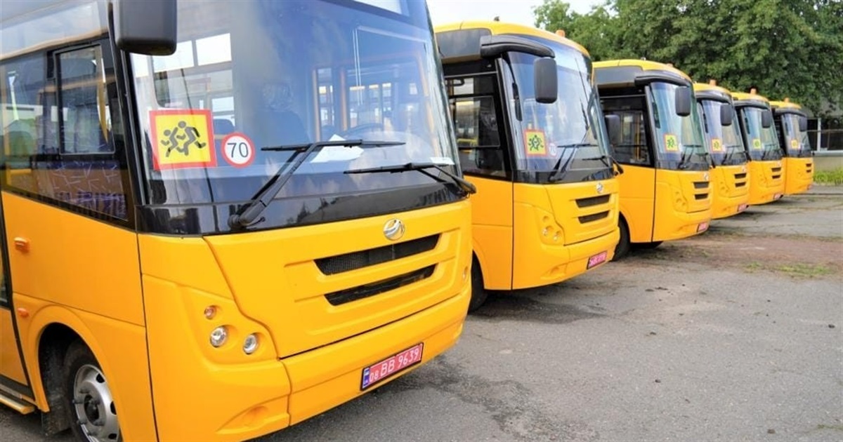 Річківська та Миколаївська громади отримали сучасні комфортабельні шкільні автобуси