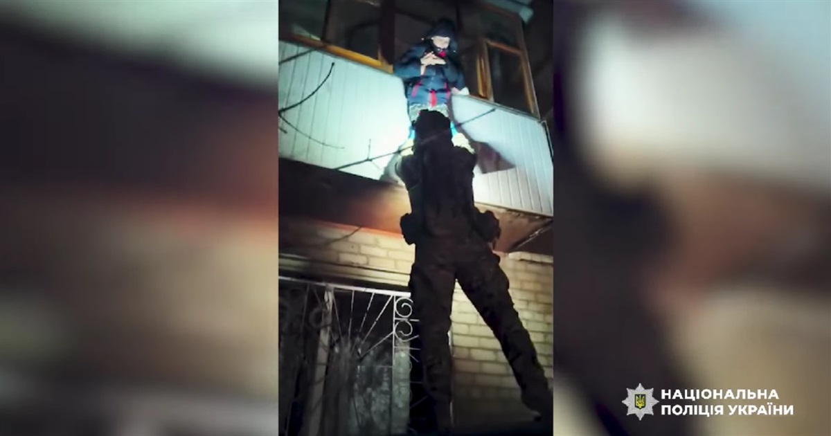 У Краматорську парамедики врятували двох дітей з палаючого будинку після обстрілу