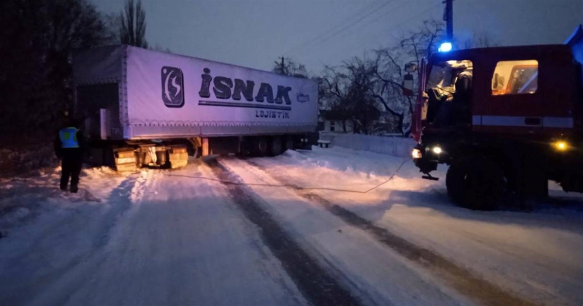 На Звягельщині рятувальники відбуксирували вантажівку, яку через ожеледь винесло за дорогу