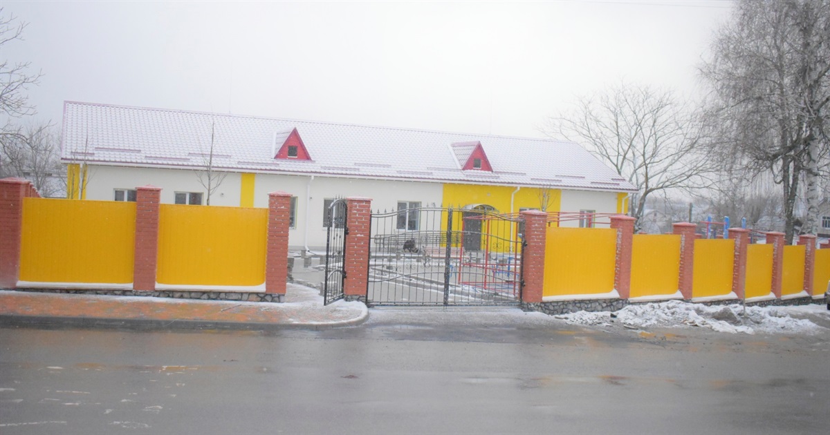 Ремонтують прибудинкову та встановлюють новий дитячий майданчик: готують до відкриття дитячий садок