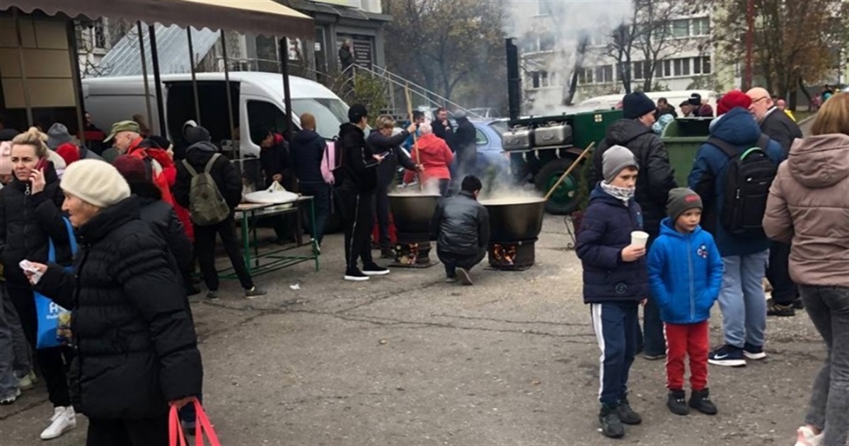 В Южному через відсутність електроенергії волонтери організували спеціальні пункти (ФОТО)