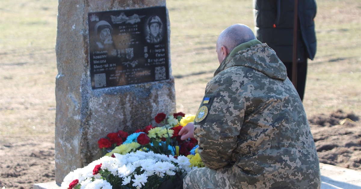 Пілоти відвели падаючий літак від селища на Звягельщині: загиблим авіаторам відкрили пам’ятник