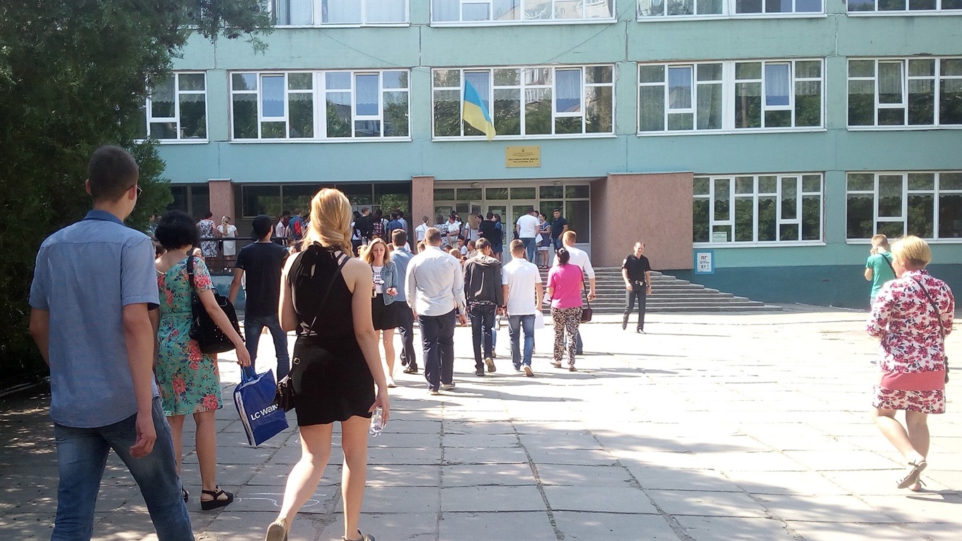 Перед ВНО абитуриенты нервно курят: как в Мелитополе сдавали тесты по украинскому языку и литературе