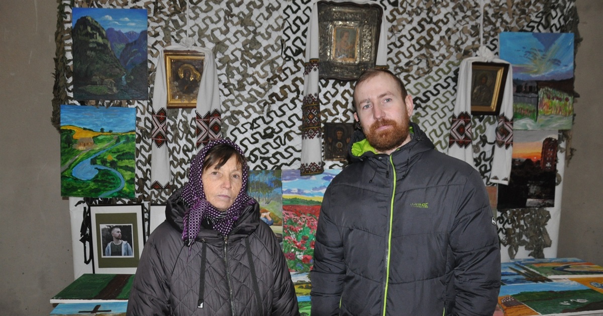 «Життя з вірою в перемогу»: у Чорткові відбулася виставка картин художника, що втратив на війні руки