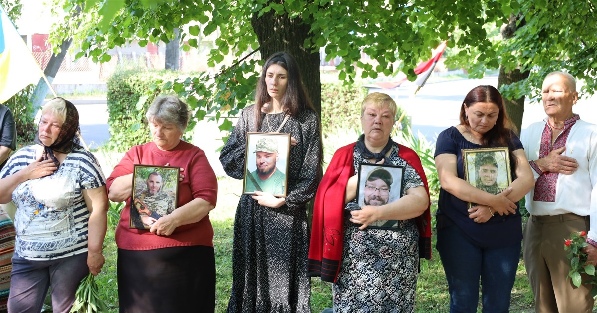 У Жмеринці у сквері «Червона калина» вшанували пам’ять Героїв України