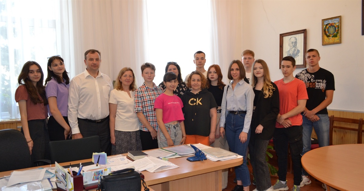 Випускники ЗОШ № 2 міста Чортків зібрали кошти на потреби воїнів ЗСУ