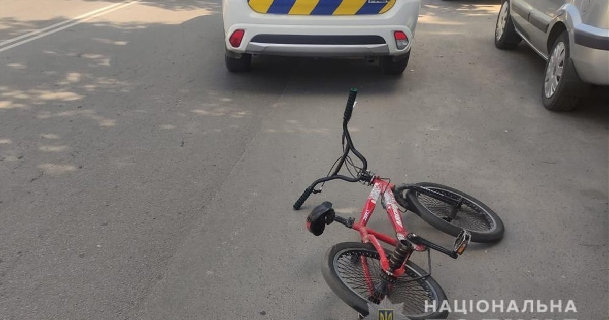 В Новограді автівка наїхала на 10-річного велосипедиста: хлопчик потрапив до реанімації