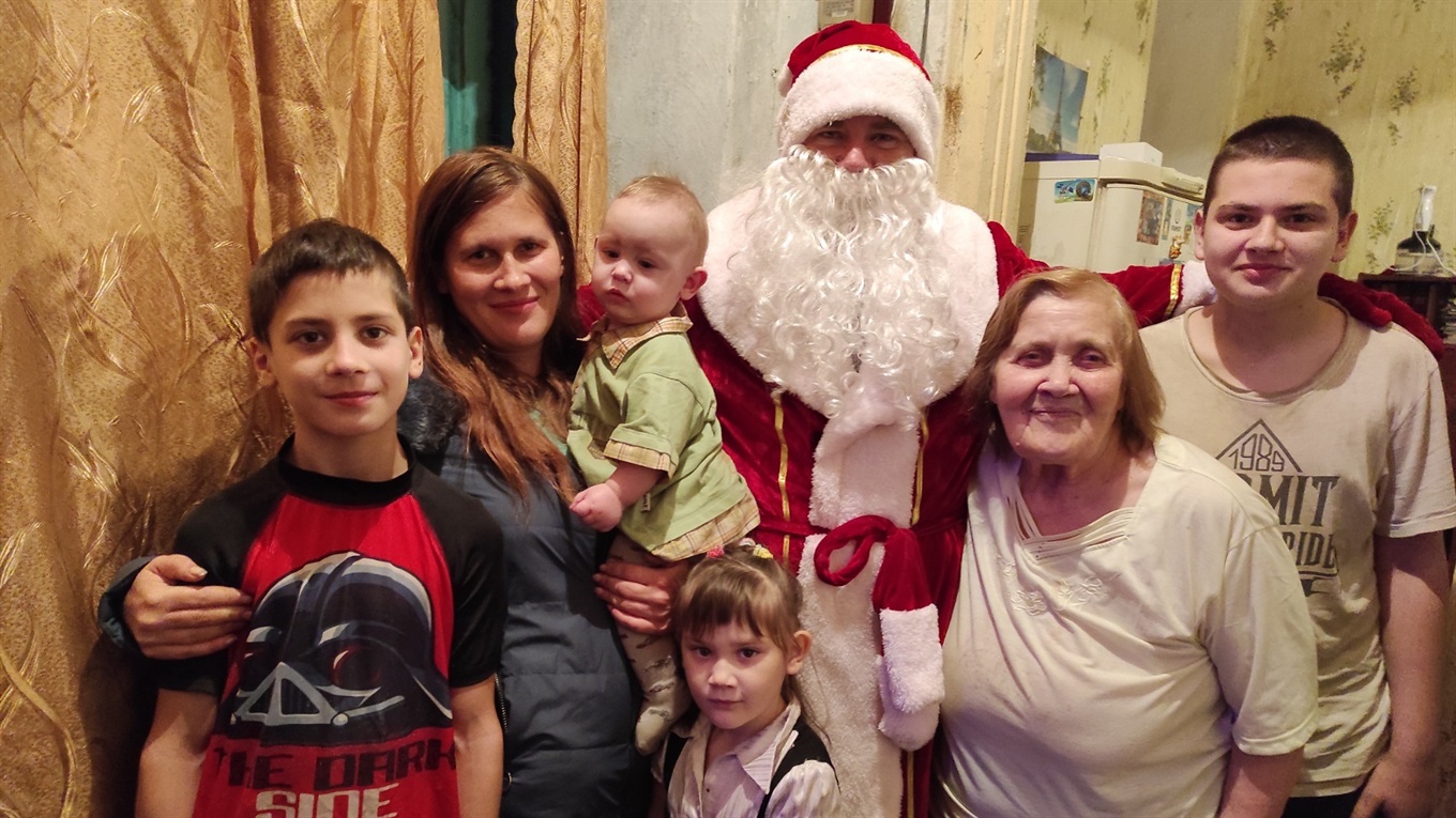 «Свои» з народним Дідом Морозом Маріуполя привітали багатодітну родину. І побачили умови її життя