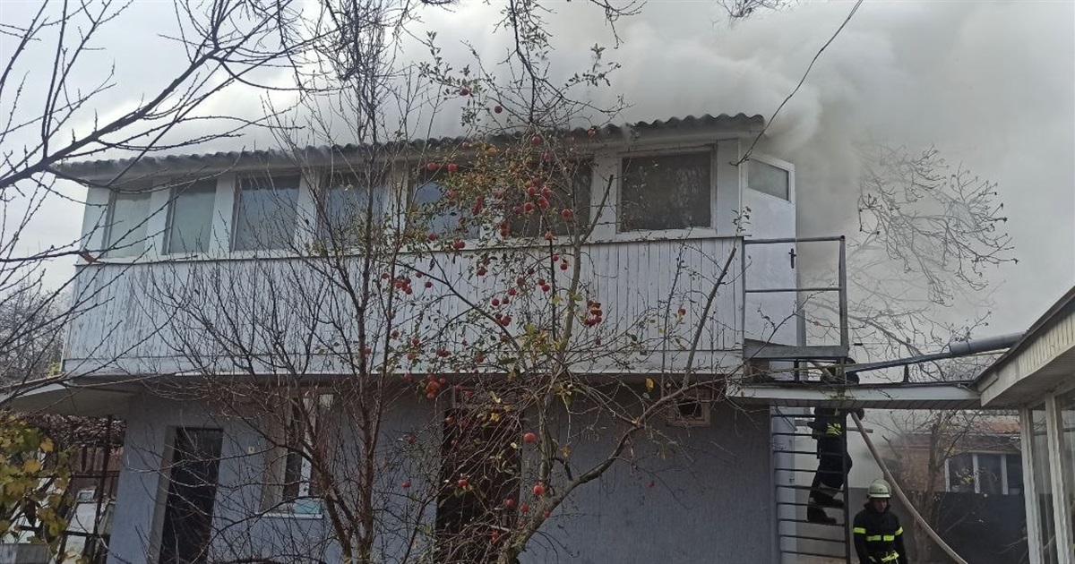 У приватному дворі в Переяславі сталася пожежа: горіла двоповерхова будівля ФОТО