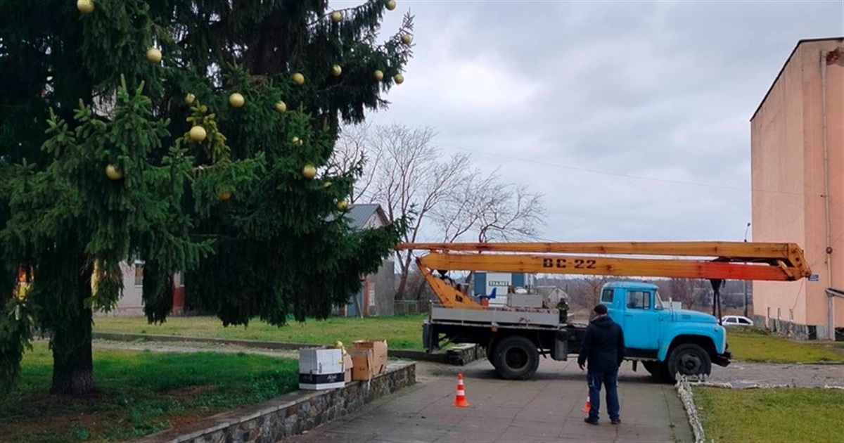 В Ємільчиному прикрасили головну різдвяну ялинку селища