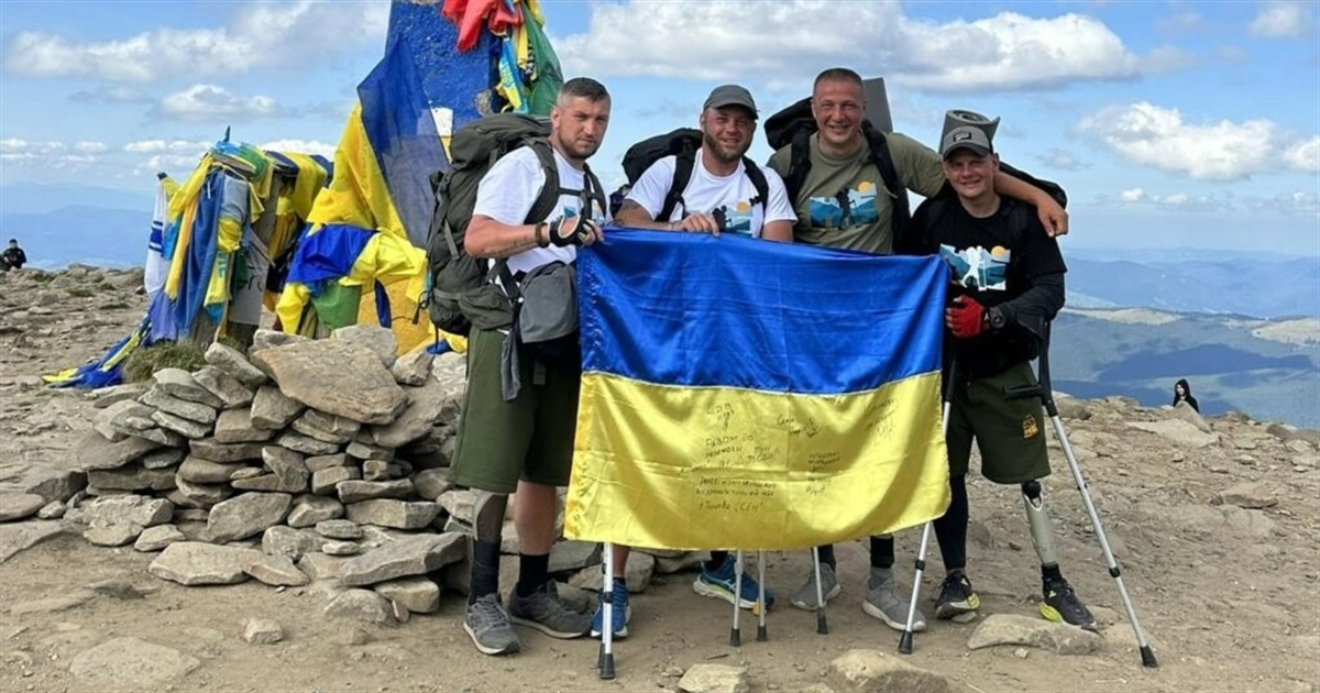 Пʼять протезованих ветеранів піднялися на Говерлу, щоб зібрати 10 млн грн для своїх бригад
