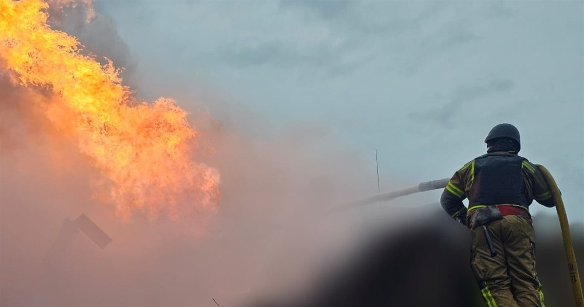 На вихідних росіяни знову атакували Житомирщину: пожежа на об'єкті інфраструктури