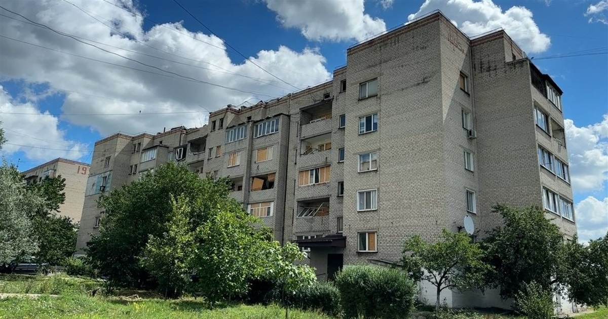 У розбитому під’їзді лишилися удвох. Як дві подруги виживають у Новодонецькому