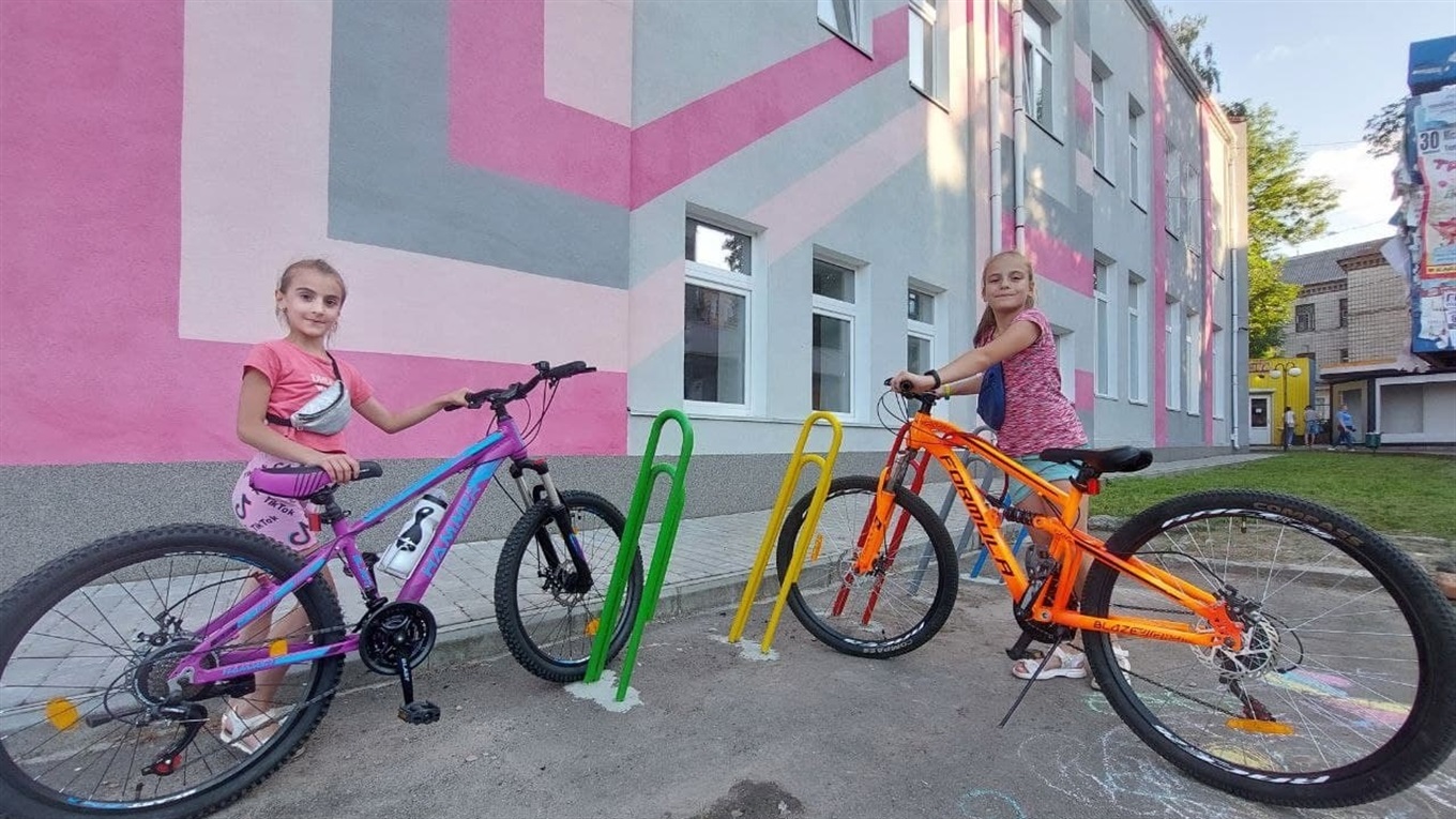 Велопарковка у вигляді скріпок: у Жмеринці реалізували проект Бюджету громадських ініціатив