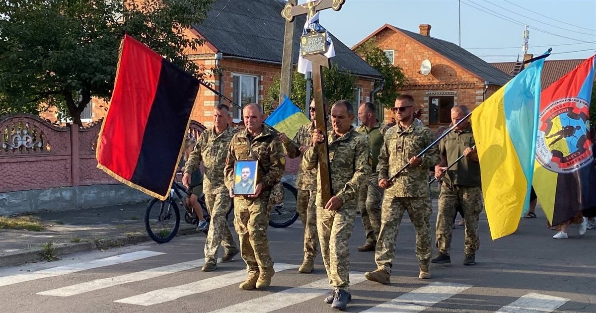 Втрата громади: у Любахах попрощалися із 28-річним десантником