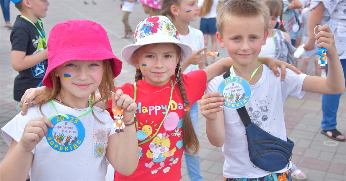 Пришкільний табір «Зорекідс» ліцею №3 зібрав друзів на площі Миру у Жмеринці: зібрали 8 тисяч на ЗСУ