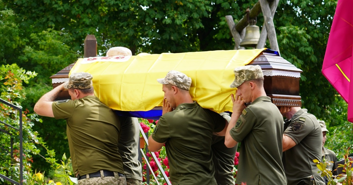 «І не всі повернуться із бою живими…». Сатанів попрощався із Героєм, який загинув, захищаючи Україну