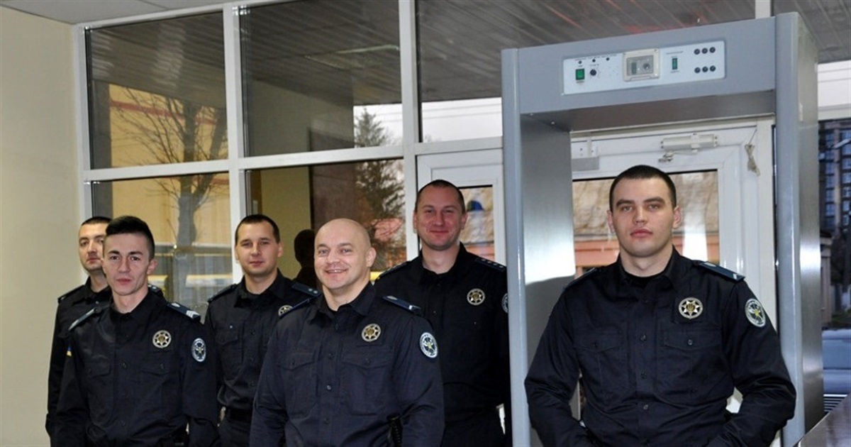 У відвідувачів суду у Звягелі минулого року знайшли 47 пістолетів Макарова та 236 складних ножів